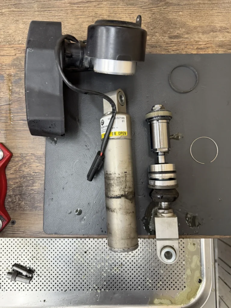 Zerlegtes BMW R1200RS Dynamic ESA Federbein zur Einzelteil-Revision