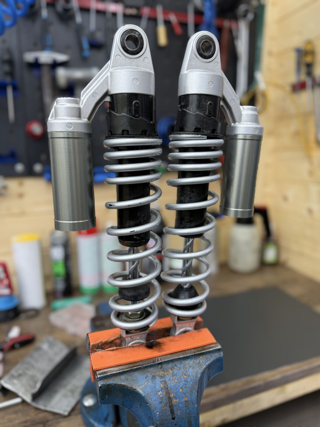 Überholte Stereo-Stoßdämpfer nach professionellem Fahrwerksservice bei Moto-Shock