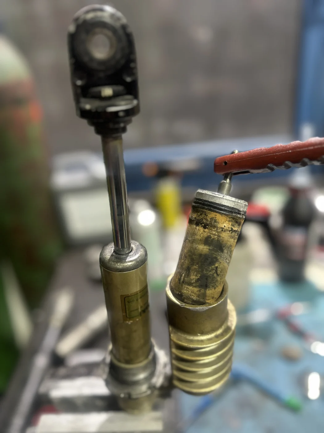 Defektes Motorrad Federbein